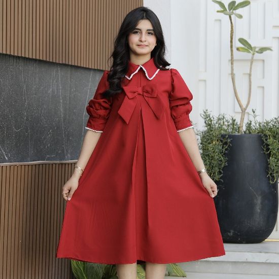 صورة فستان بناتي أحمر بياقة لؤلؤ وفيونكة | قصة كلوش بكسرة أمامية (احمر, عودي, ليموني) - 1170